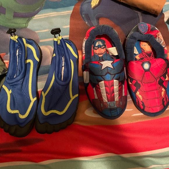 2 pairs of shoes but one pair is slippers and the other ones are water shoes - Picture 3 of 3
